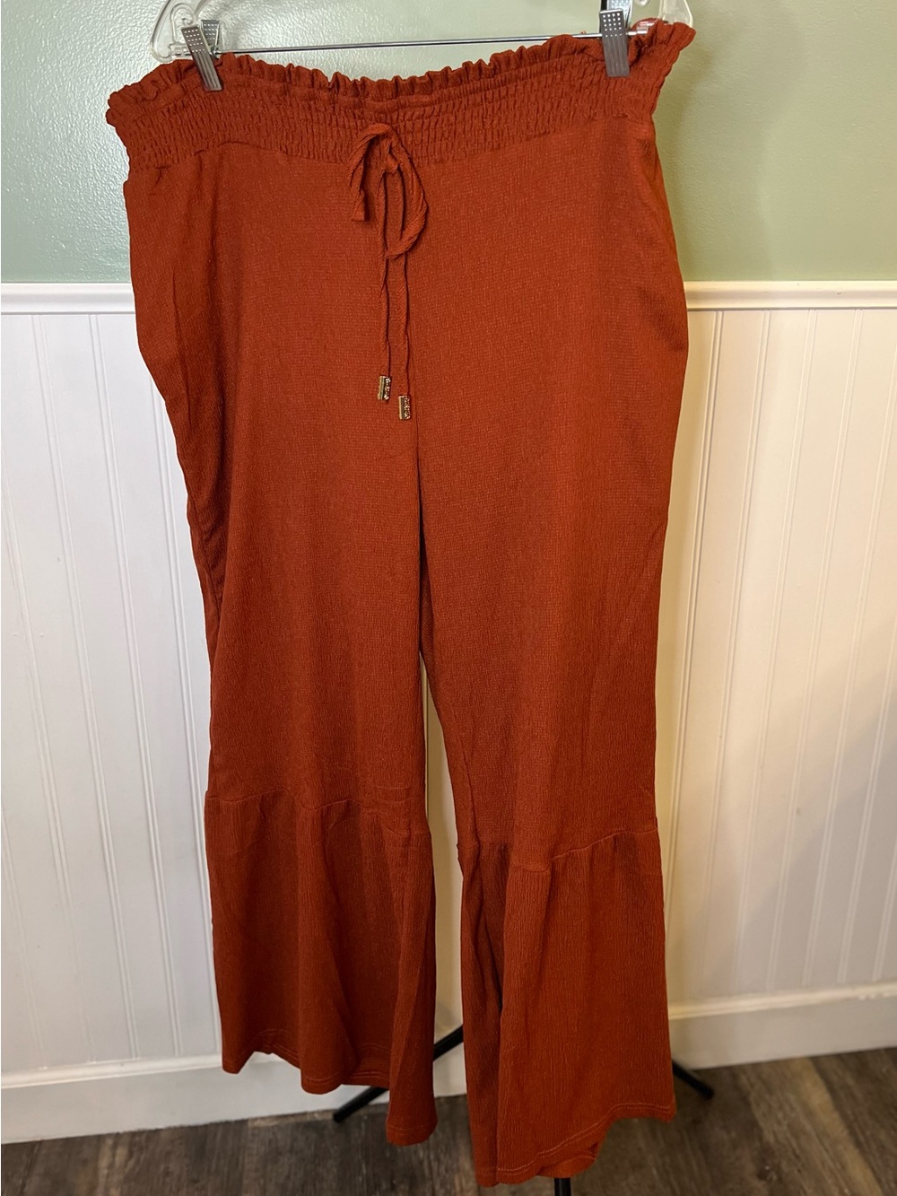 BloomChic Rust Flared Gauze Pants w/pockets and elastic waist. Size 14/16